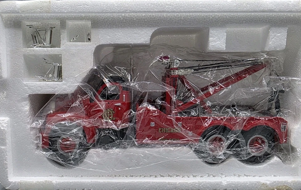 Camión de remolque Mack 1960 B-61 "Departamento de Bomberos de Chicago" diecast 1:34, primera marcha (1997) Foto 2 de 4