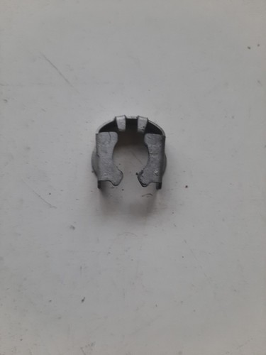 1X Halteklammer Halter Einspritzdüse Opel Astra H 1.6 Bj.2005 Caravan