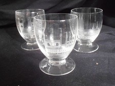 Glas 3 Gläser, Wein, Saft vermutlich Carl Rotter, mit Schliff, Gebäude in Lübeck