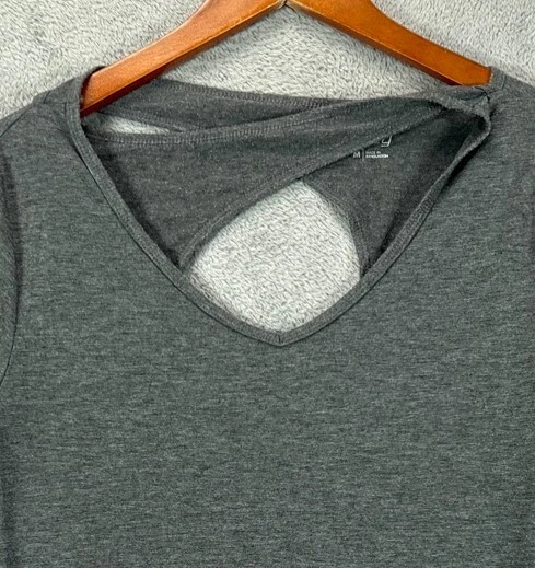 Camiseta deportiva BCG mediana gris ojo de cerradura espalda cruzada cuello en V manga corta BCG para mujer Foto 4 de 4