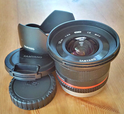 Samyang 12mm f/2 NCS CS Ultra Wide Manual Focus Kamera Objektiv für MFT + Haube, Schutzkappen