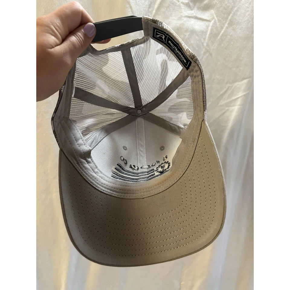 Sombrero de camionero 12 Fox Beer Co “Tastes Like Freedom” Foto 4 de 4