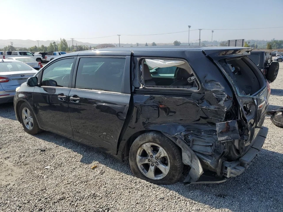 Used Front Left Door Assembly Front fits: 2017 Toyota Sienna electric windows Fr - Image 3 of 4