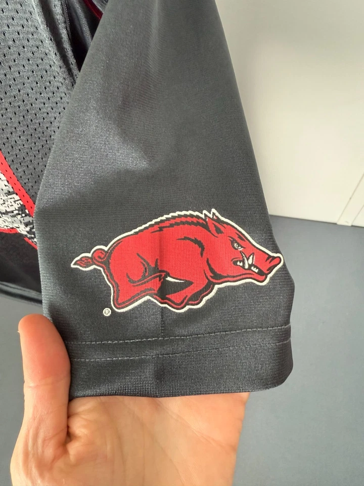 Camiseta deportiva Russell Arkansas Razorback 84 manga corta cuello en V negra talla mediana para hombre Foto 4 de 4