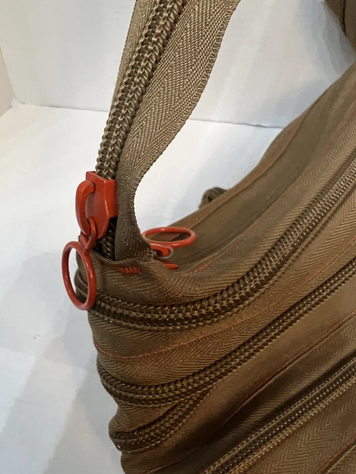 Bolso Bandolera de Hombro con Cremallera Una Cremallera Continua 9 x 11 Oliva con Naranja Foto 4 de 4