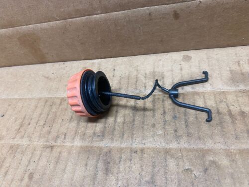 A pre-owned OEM fuel cap from a Stihl 029 chainsaw - Picture 3 of 4