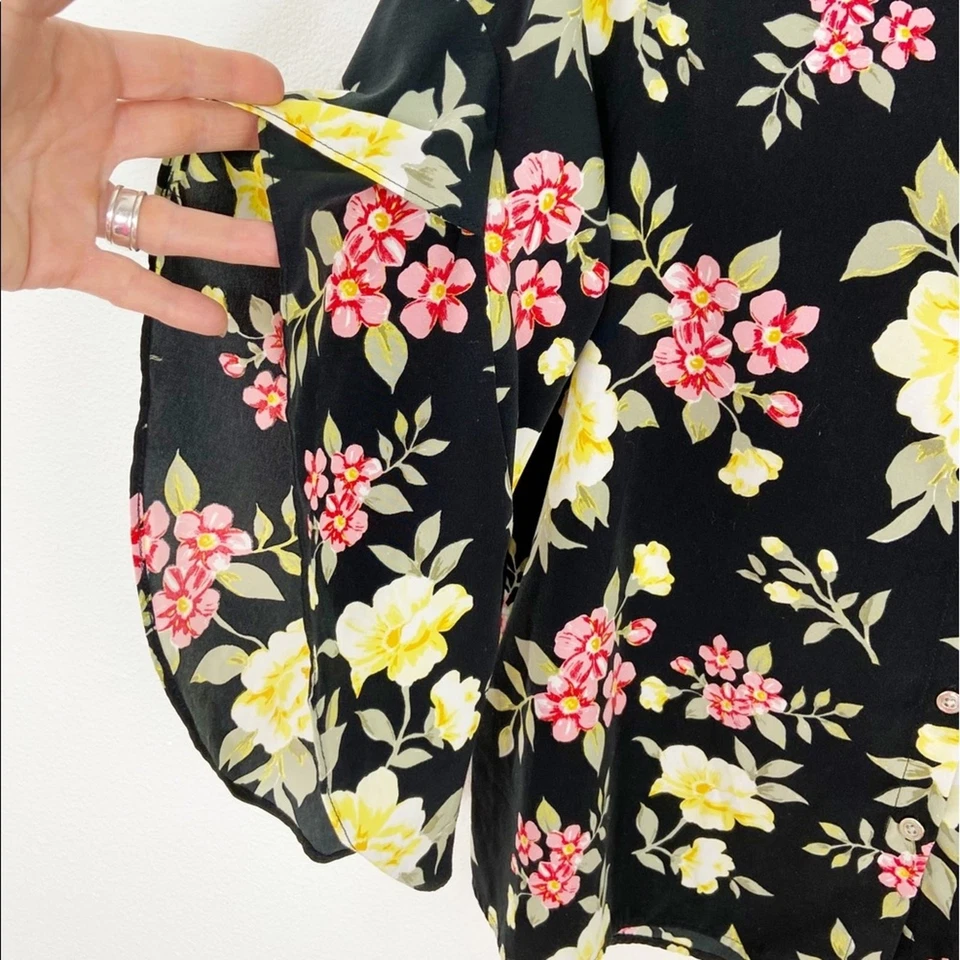 Blusa Kensie média com botões caimento solto envoltório floral manga fluida boho preta - Imagem 4 de 4