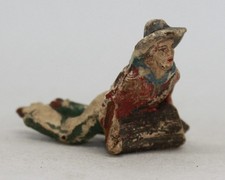 Figurine en composition / cowboy au sol  / à restaurer