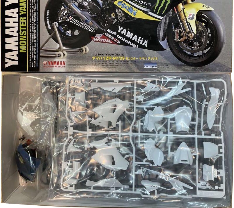 TAMIYA 1/12 YAMAHA YZR-M1 2009 Monster Yamaha Tech3 Model Kit