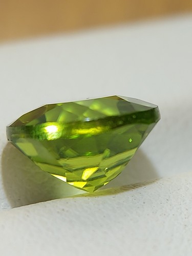 Untreated peridot gemstone - faceted natural Chrysolite 4.90 CTS - Picture 8 of 10