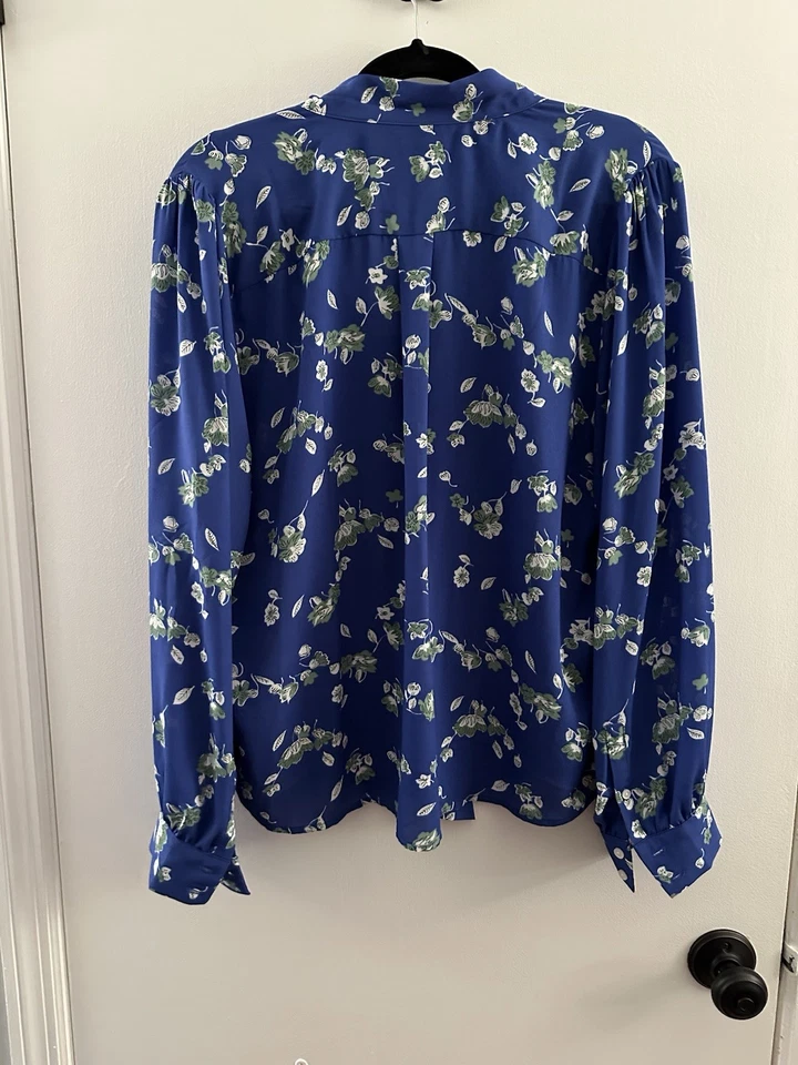 Top J.Crew Azul Floral Cuello Atado Botón Talla Grande Foto 4 de 4