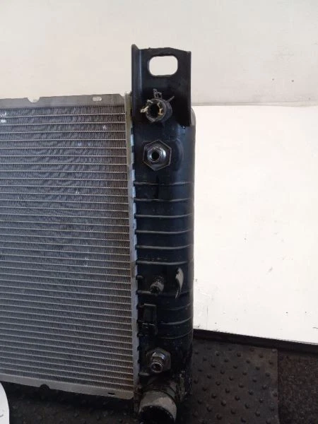 Radiador 99-03 GMC Sierra 2500 22840116 Foto 3 de 4