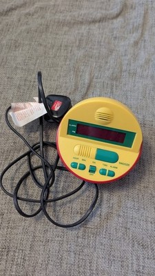 Elektronischer Wecker. 80er Jahre. Hell. Betrieb mit 220V Netz und Batterien. Gut 