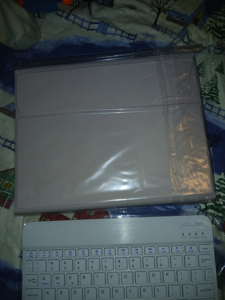 Apple iPad Case with Keyboard 7TH/8TH/9TH Generation, Pink - Image 3 of 4