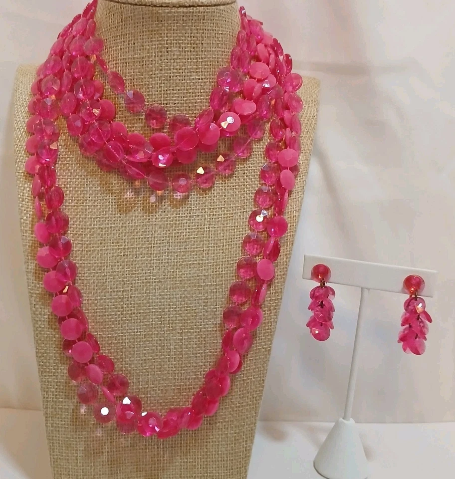 Pendientes colgantes de clip vintage largos rosa lucite con cuentas a juego  Foto 3 de 4