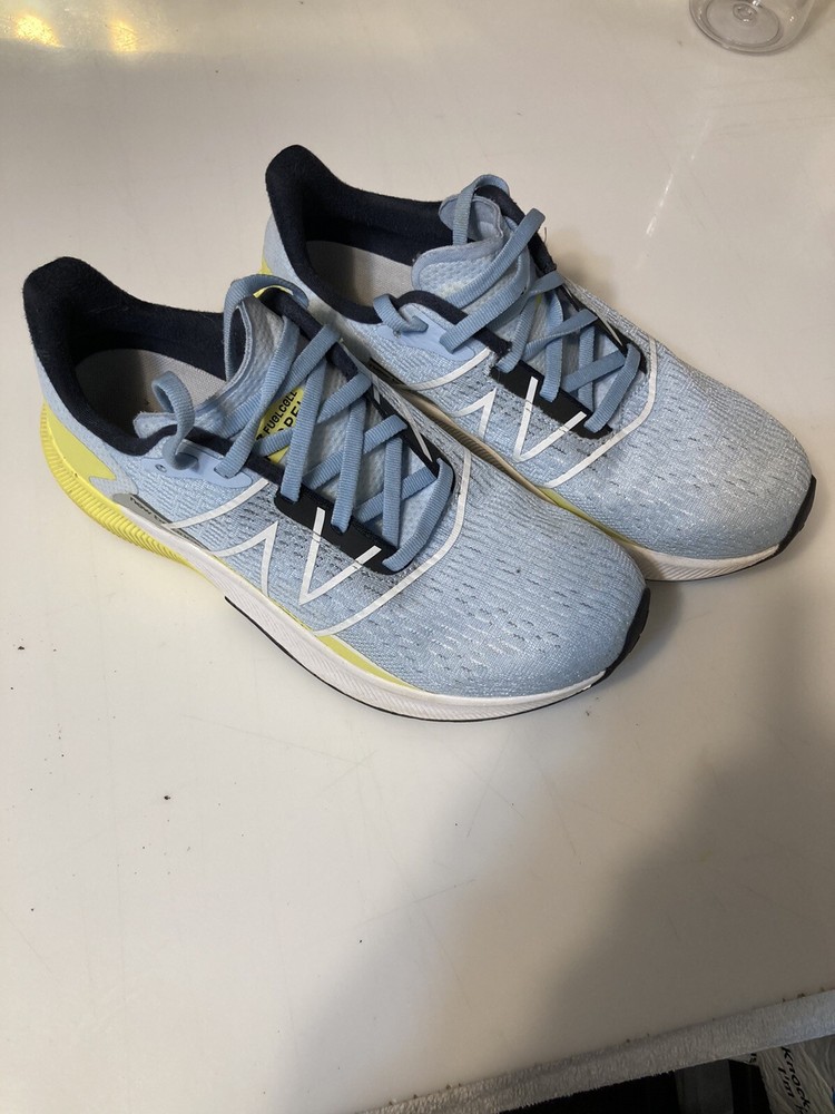 new balance fuelcell womens sneaker size 8 pre-owned/great Condition