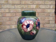 MOORCROFT POTTERY. EXTRA LARGE ANEMONE ON GREEN PATTERN GINGER JAR. 10" HIGH