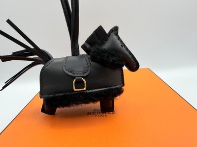 新品 エルメス Rodeo Robeo Plush PM ムートン ボア Hermes Rodéo Robeo Plush PM Noir Black Milo Shearling GHW 2026