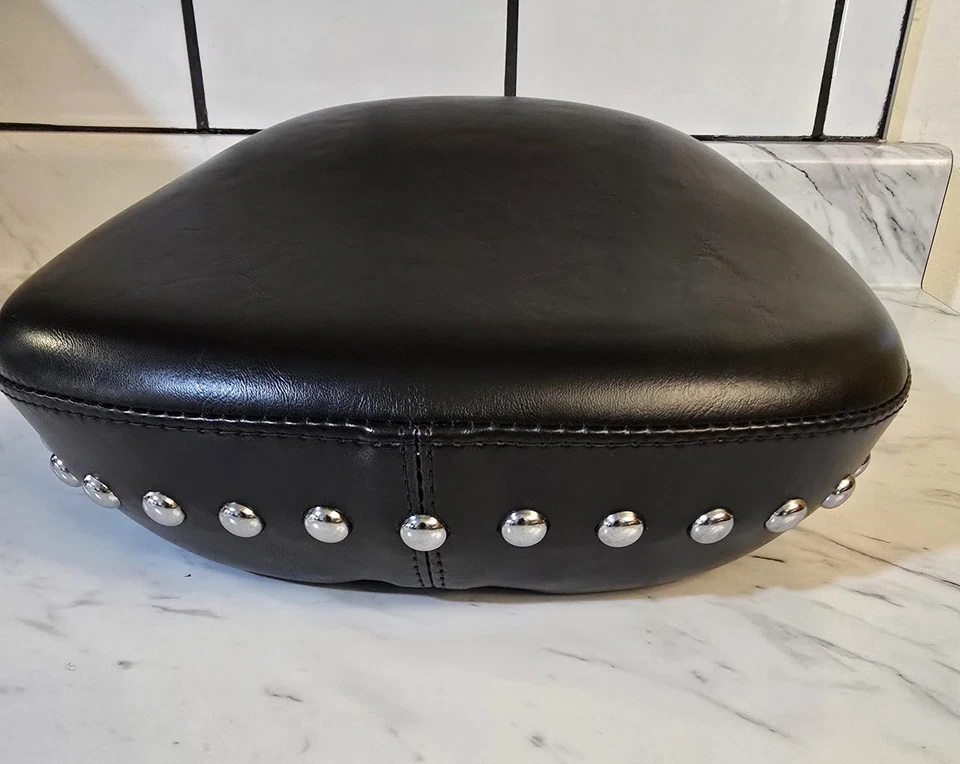 Le Pera Solo Pillion Pad Monterey LK 647 铆钉黑色皮革全新 LRG-08-15FL — 第 4/4 张图片