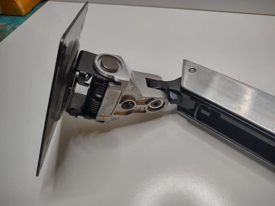 Montaje en pared Ergotron para monitor TV Foto 4 de 4