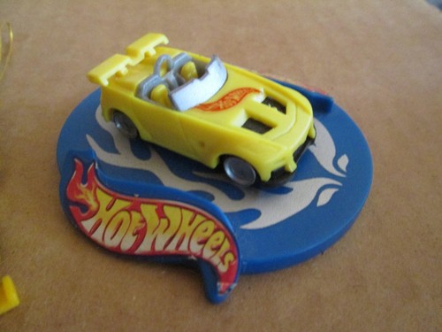 2002 Mattel Hot Wheels Plastic Yellow Cars on Round Plastic Display Stand Hanger - Picture 4 of 9