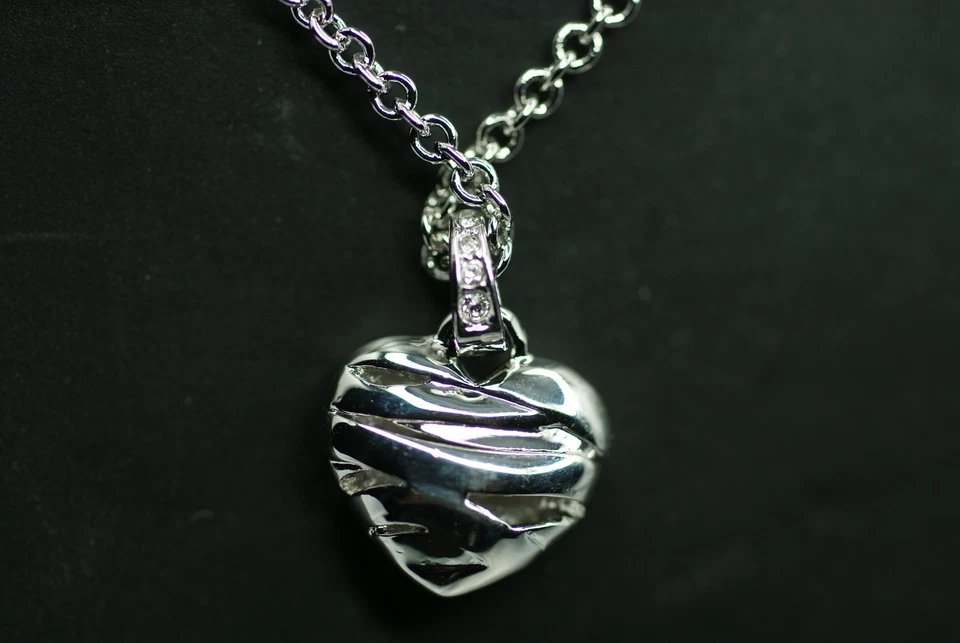 GUESS Damen Halskette WRAPPED WITH LOVE UBN21608 Herz rhodiniertes Messing NEU - Bild 4 von 4