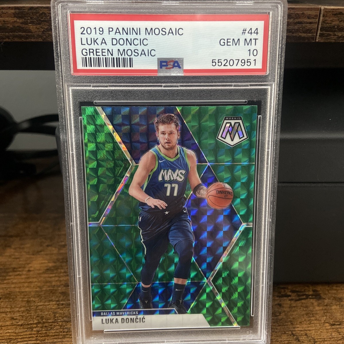 2019-20 Panini Mosaic Luka Doncic Green mosaic #44 PSA 10 Blue