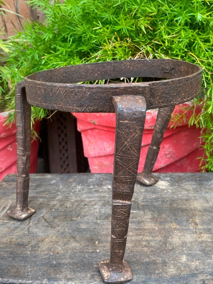 Antiguo soporte para maceta grabado floral forjado a mano de hierro antiguo de 1800 Matki Timachi Foto 4 de 4