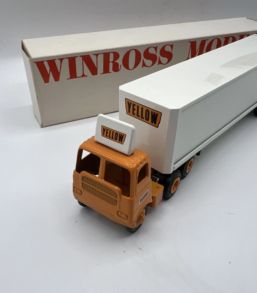 Vintage Yellow Freight System Winross 1:64 Diecast Cargo Truck Made in USA 1982 - Image 2 of 4