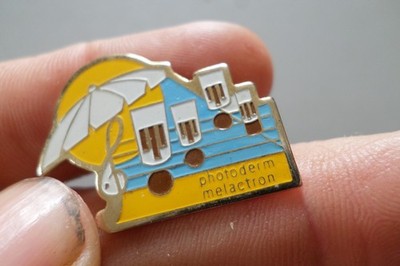 Pin S Anstecknadel Badge FOTO-DERM MELACTION Musik Bodenschlüssel Sonnencreme Sonne