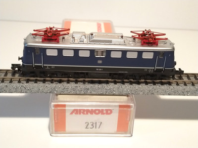 LOCOMOTORA ELÉCTRICA E 10 110 220-1 DB ÉPOCA IV ARNOLD 2317 (F424)
