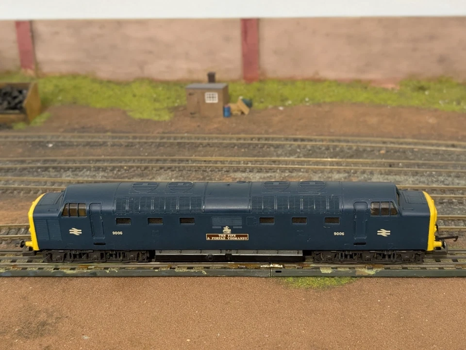 Lima 3-Rail (Retro Fit) Class 55 ‘Deltic’ – No. 9006 ‘The Fife & Forfar Yeomanry - Image 2 of 4