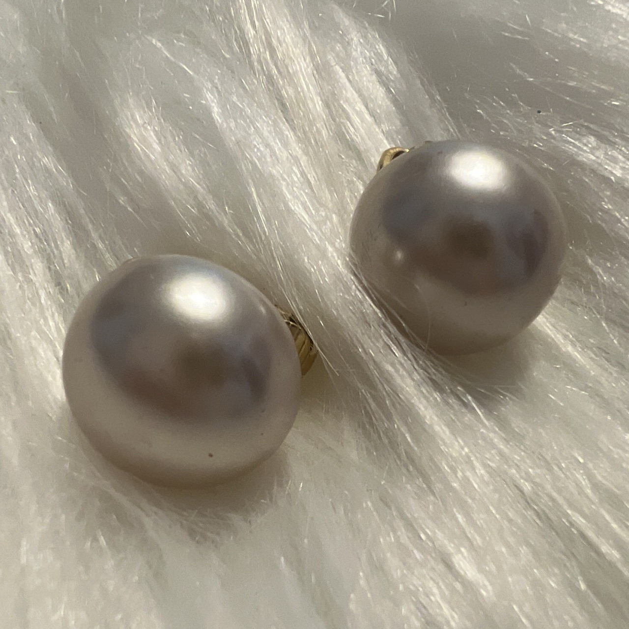 White Pearl Gold Tone Oval Stud Earrings Clip-On Closure Metal Lobe