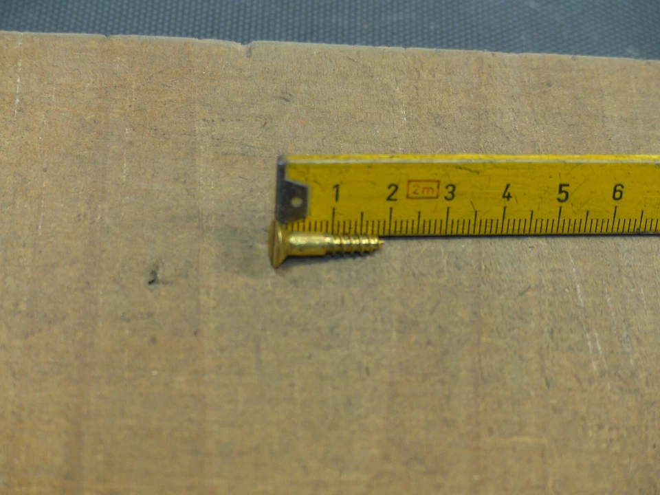 Lot de vis à bois laiton tete fraisée ancien stock quincaillerie 4x20  50 pièces - Photo 3/4