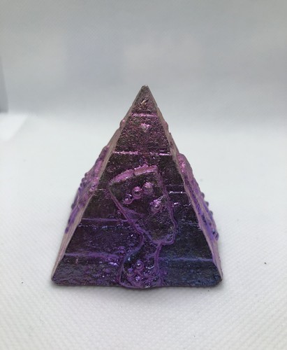 Bismuth crystal Pyramid - Picture 5 of 8