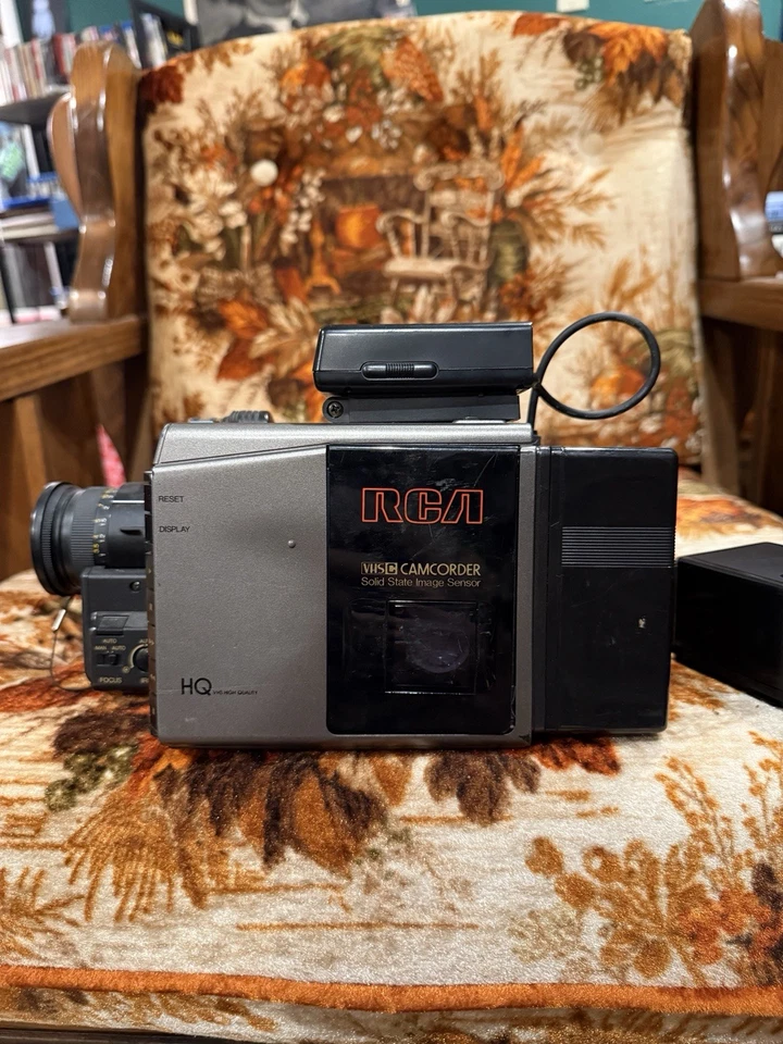 RCA Pro Wonder VHS-C Camcorder 1988 w/ Case & Manual Works - Image 2 of 4