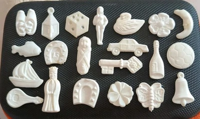 Collection de 21 Fèves Anciennes en Plastique - Voilier, Bébé, Cygne, Dé, Etc.. - Photo 1/4