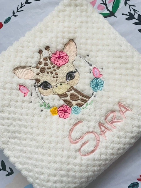 MANTA BEBÉ PERSONALIZADA DISNEY BORDADA|regalo baby shower|manta nombre bebé Foto 2 de 4