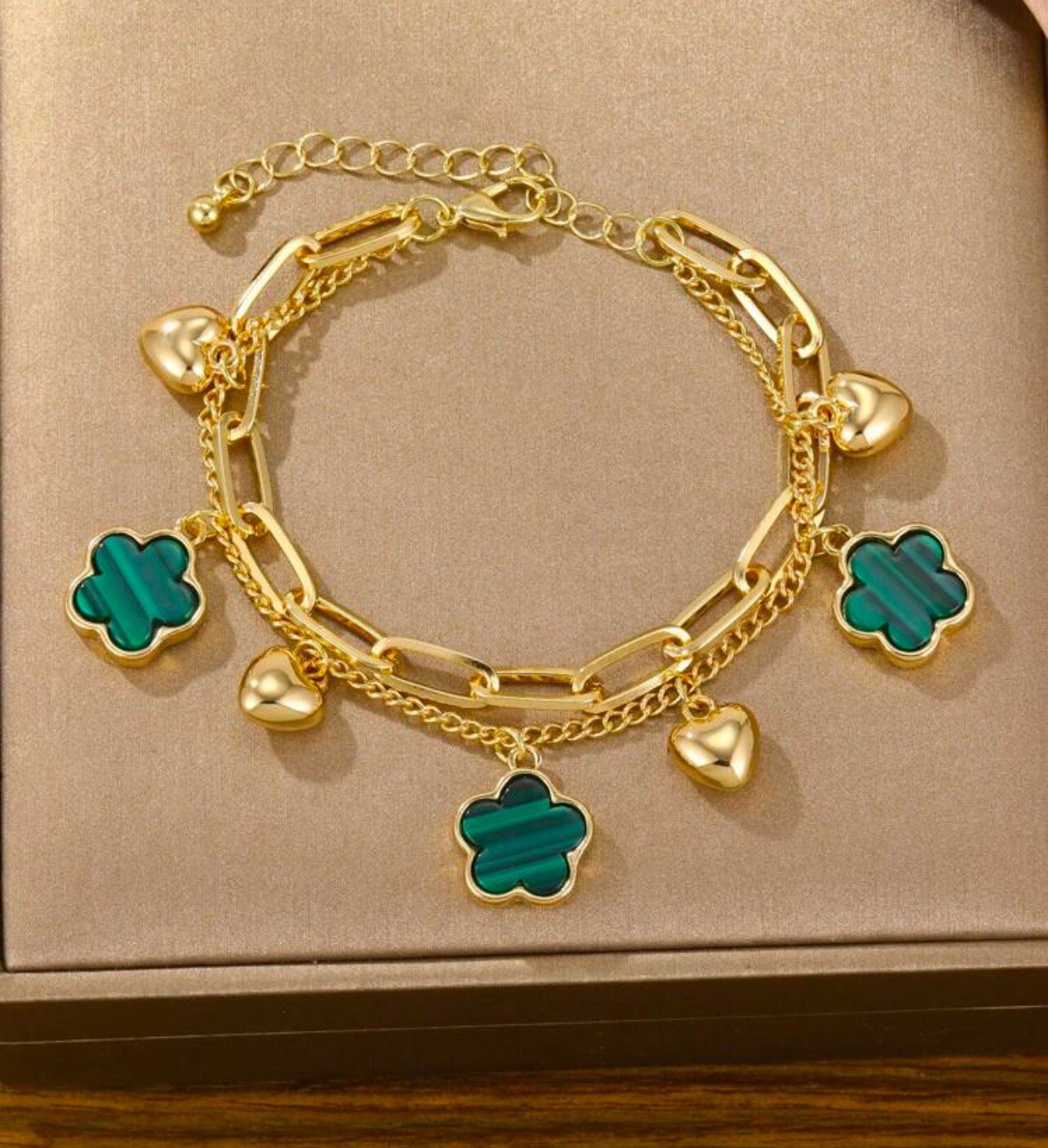 Armband für Frauen mit Kleeblatt Anhänger in Gold und Grün- Glücksbringer