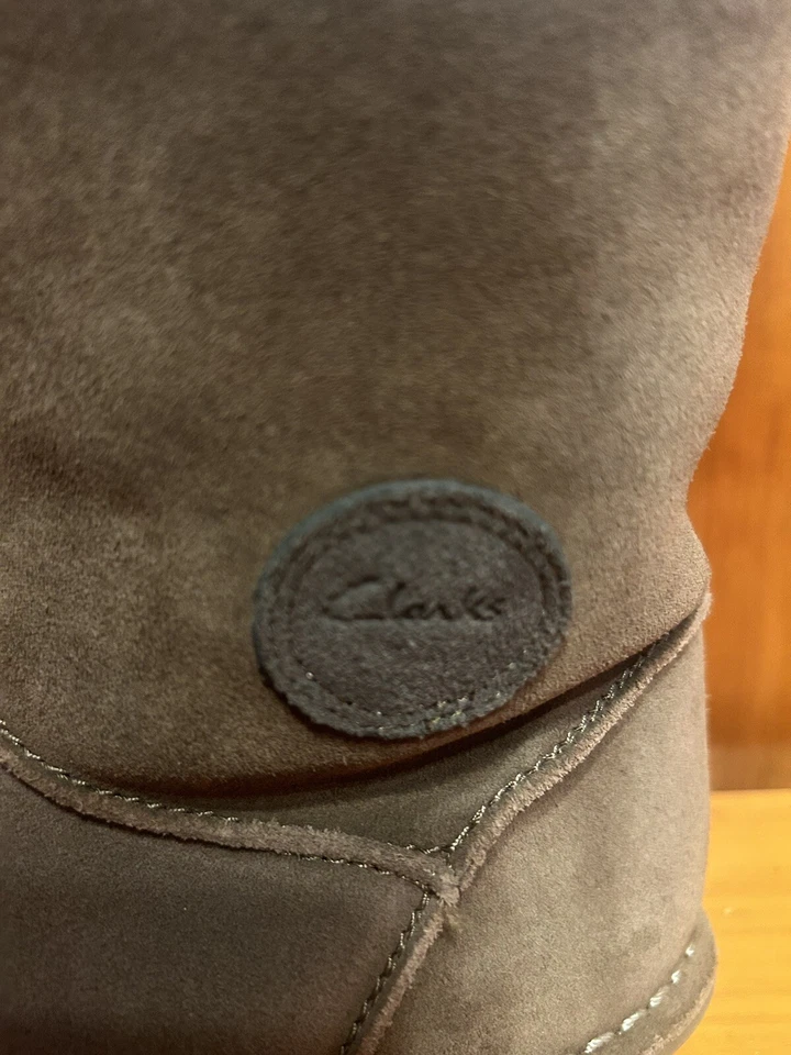 Clarks Niñas Acurrucarse Divertido Invierno Medio Pantorrilla Piel Botines Talla 4 Nogal Sin Cordones Foto 3 de 4