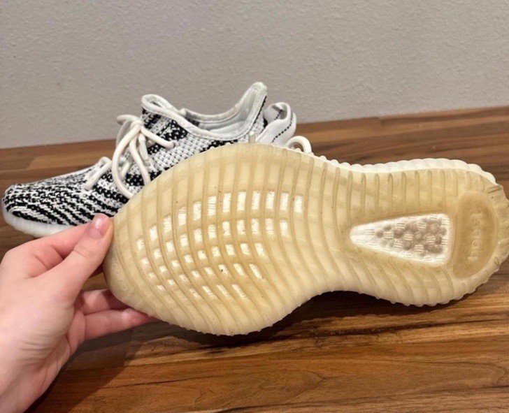adidas Yeezy Boost 350 V2 Zebra Primeknit Low Top size 4 comes