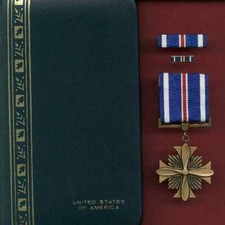 US Flying Cross medal with ribbon bar and lapel pin DFC cased set