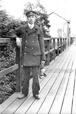 gzz-78 Worker, W.R.R. Mützenabzeichen, unbekannter Bahnhof. Foto