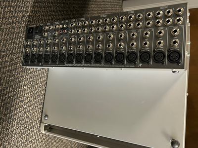 Mackie 1604-VLZ3 Premium 16-Channel Mic/Line Mixer w/ Power Cord