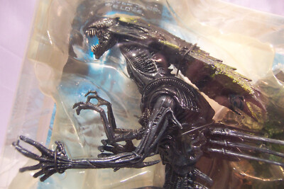 ALIEN VS PREDATOR: ALIEN QUEEN W/ BASE PLAY SETS DELUXE