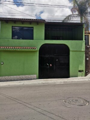 SE VENDE AMPLIA CASA SOBRE CALLE PRINCIPAL