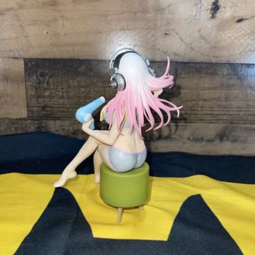 Statua in PVC fresco doccia Super Sonico (danni alle cuffie) - Foto 3 di 4
