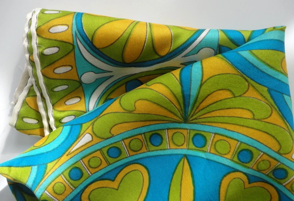 Vintage square scarf Vera Neumann - MOD floral tile print with Ladybug C Logo - Image 4 of 4