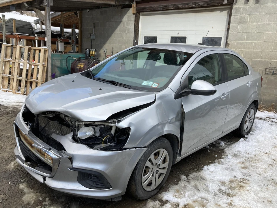 17 CHEVY SONIC Roof (NO SHIPPING) Foto 2 de 4