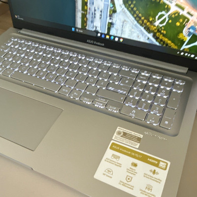 ASUS VivoBook 17,3 Zoll Laptop Intel Core i7 Silber beleuchtete Tastatur